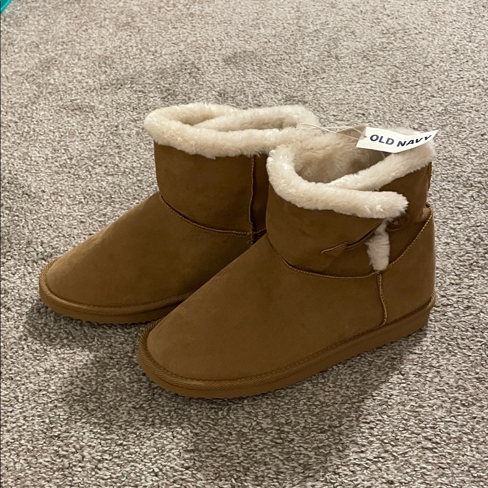 Old Navy Size 6 Short Brown Boots with Fur & Button